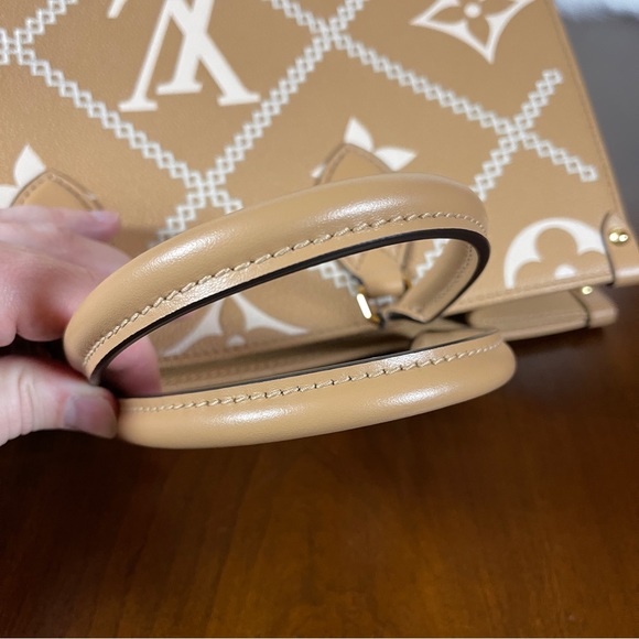 Louis Vuitton Arizona Stitched On The Go MM - Picture 8 of 15